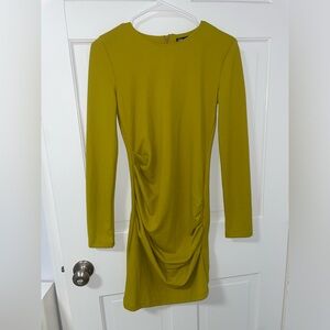 Formal dress with long sleeves, pleated front and back zipper.
Only one wear